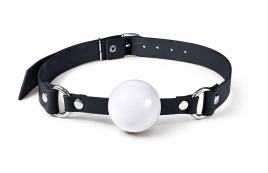 Кляп силиконовый Feral Feelings Silicon Ball Gag Black/White, черный ремень, белый шарик