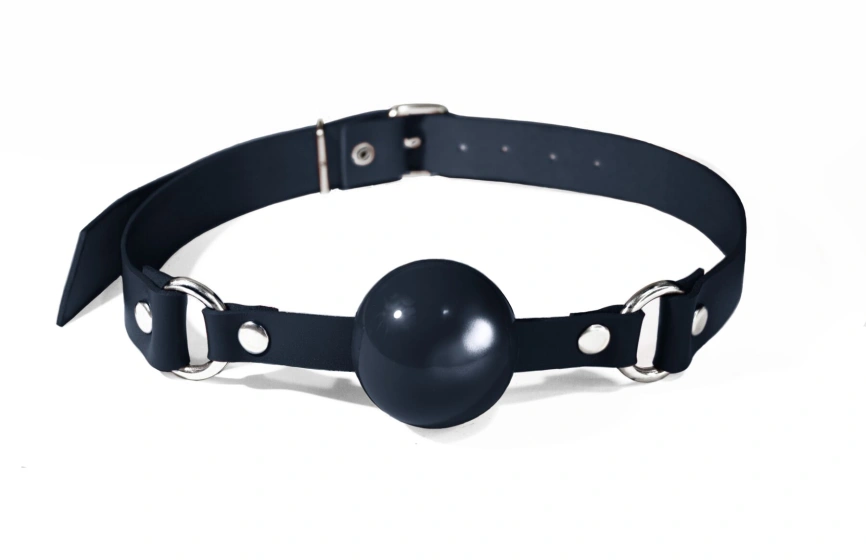 Кляп силиконовый Feral Feelings Silicon Ball Gag Black/Black, черный ремень, черный шарик фото 1