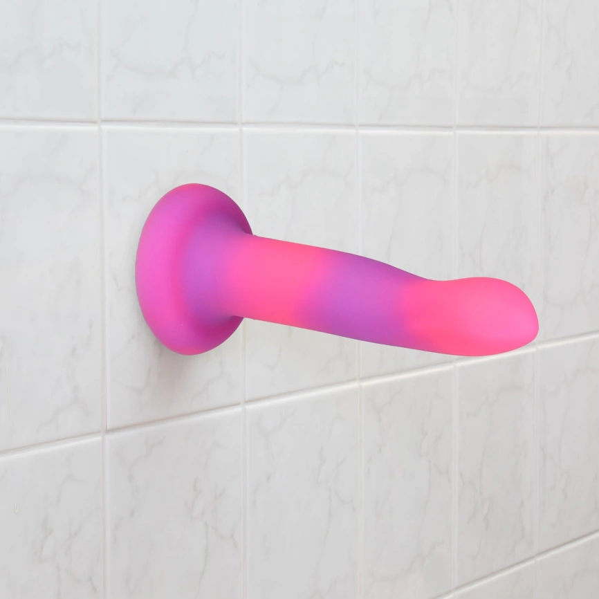 Светящийся в темноте фаллоимитатор ADDICTION Rave 8″ Glow in the Dark Dildo Pink Purple, 20,3 см фото 6