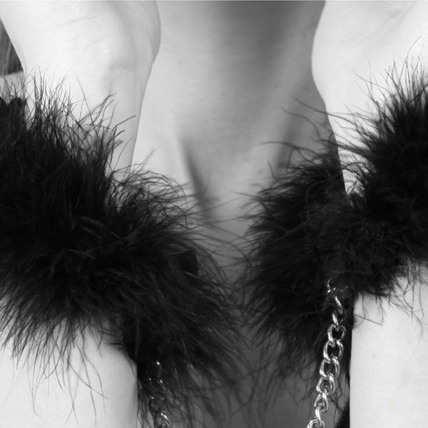 Пухнасті наручники Bijoux Indiscrets Za za zu - feahter handcuffs, пір'яні, подарункове паковання фото 2