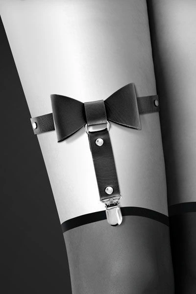 Гартер на ногу Bijoux Pour Toi - WITH BOW Black, сексуальная подвязка с бантиком, экокожа фото 3