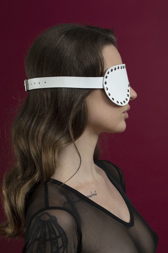 Маска на очі з заклепками Feral Feelings - Blindfold Mask, натуральна шкіра, біла фото 2