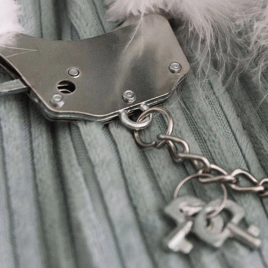 Наручники металлические Adrien Lastic Handcuffs White с белой пушистой отделкой фото 2