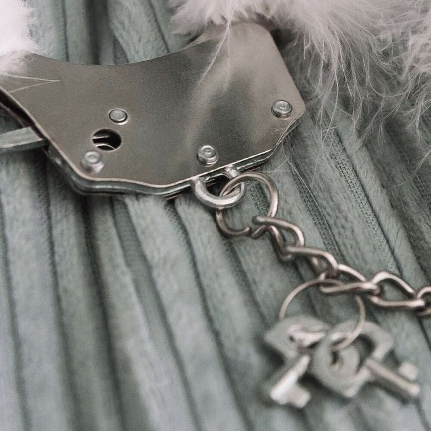 Наручники металеві Adrien Lastic Handcuffs White з білим пухнастим оздобленням фото 2