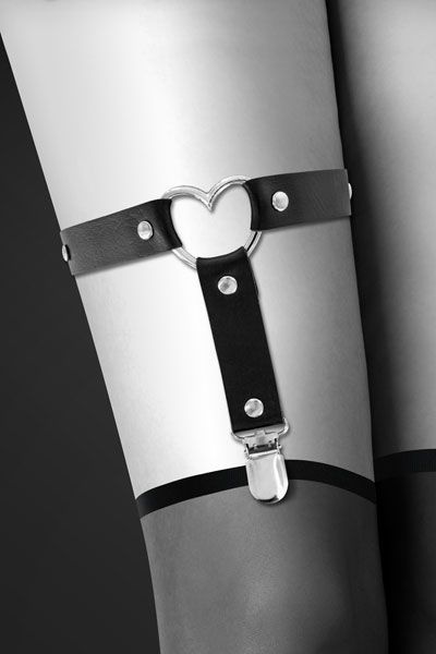 Гартер на ногу Bijoux Pour Toi - WITH HEART Black, сексуальна підв'язка з сердечком, екошкіра фото 2