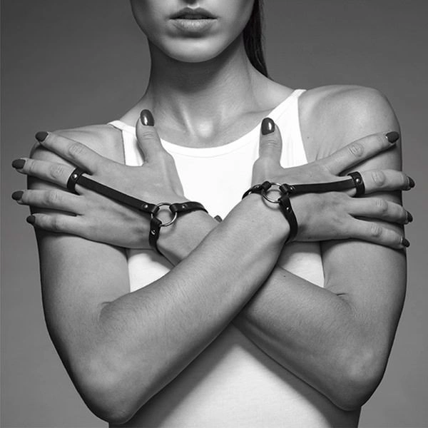 Пара браслетов на запястье и палец Bijoux Indiscrets MAZE Hand Bracelet Harness Black, экокожа фото 3