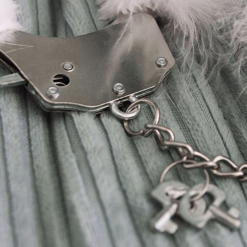 Наручники металлические Adrien Lastic Handcuffs Black с черной пушистой отделкой фото 2