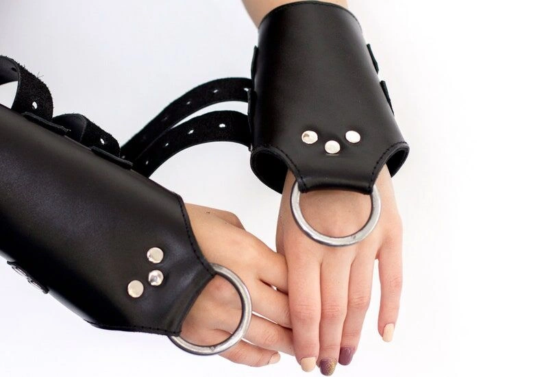 Манжеты для подвеса за руки Art of Sex – Kinky Hand Cuffs For Suspension, черные, натуральная кожа фото 7