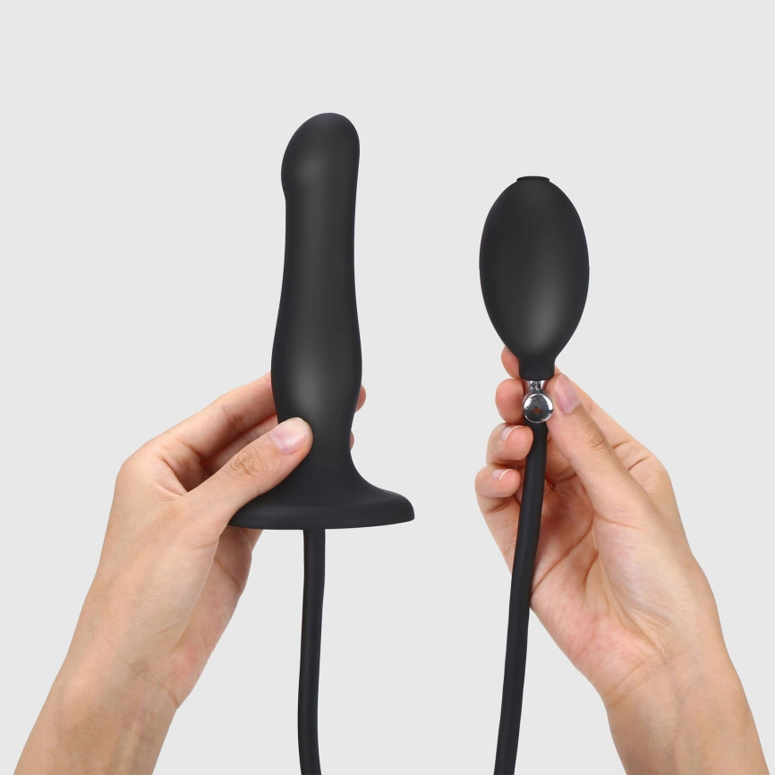 Надувной фаллоимитатор Strap-On-Me INFLATABLE DILDO PLUG - NOIR, шарик внутри, диаметр до 6 см фото 1
