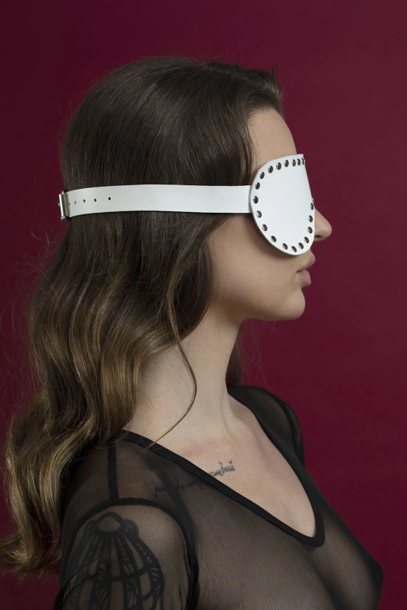 Маска на глаза с заклепками Feral Feelings - Blindfold Mask, натуральная кожа, белая фото 2