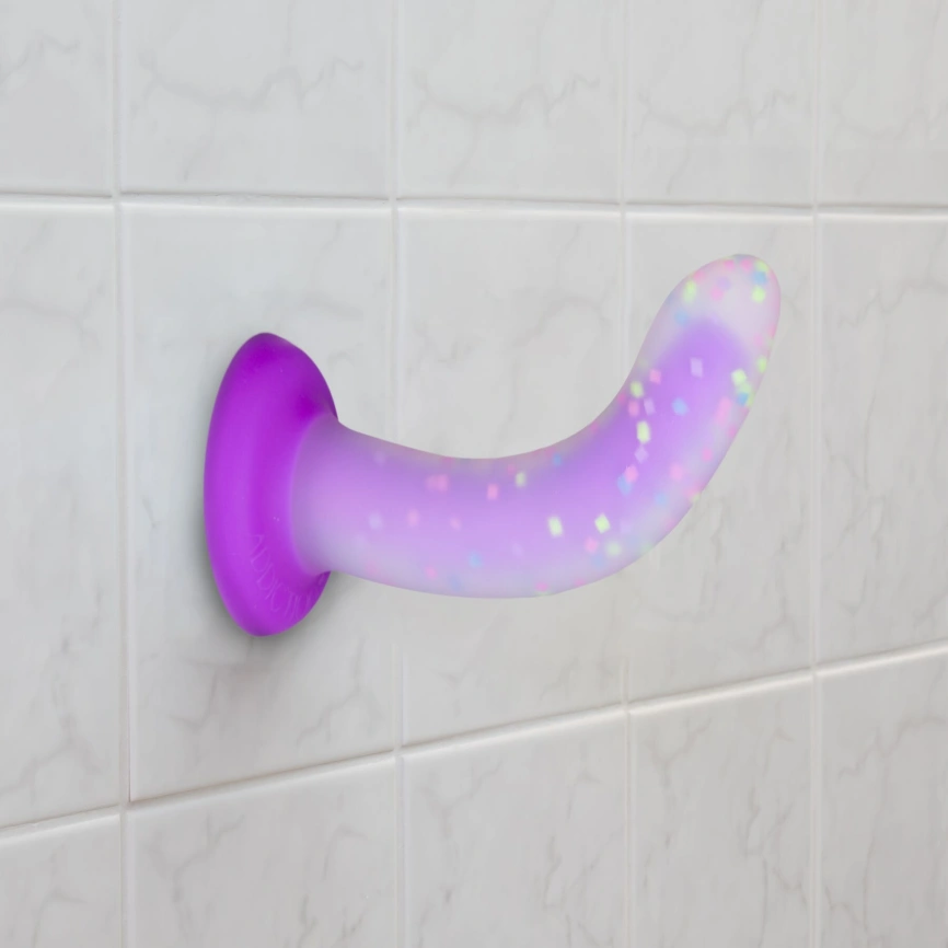 Светящийся в темноте фаллоимитатор ADDICTION Rave 8″ Glow in the Dark Dildo Purple Confetti , 20,3 см фото 9