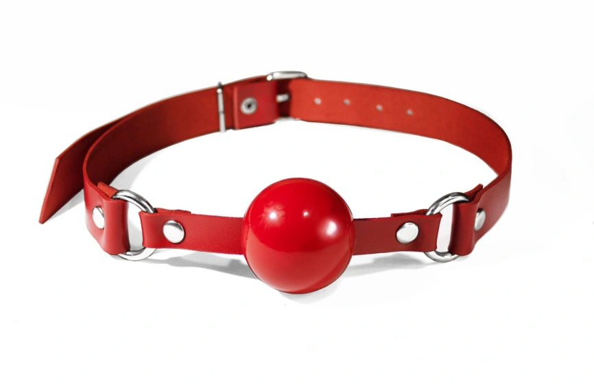 Кляп силиконовый Feral Feelings Silicon Ball Gag Red/Red, красный ремень, красный шарик фото 1