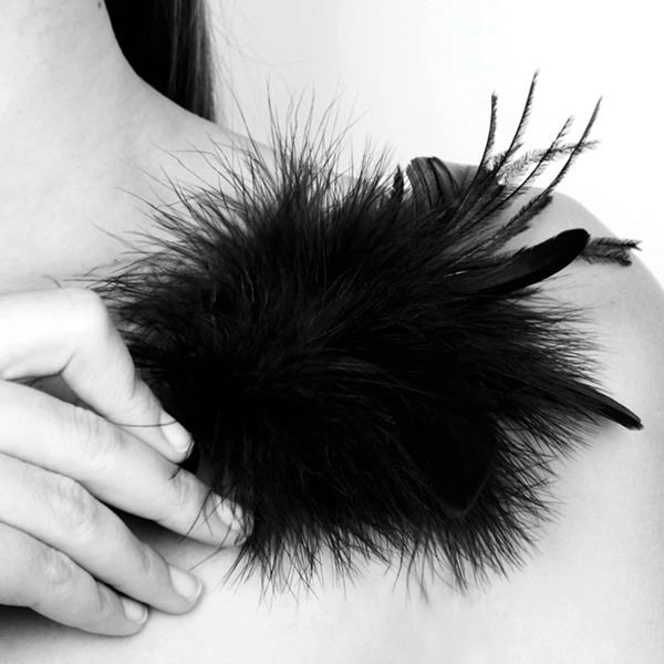 Метелочка Bijoux Indiscrets Pom Pom - feather tickler фото 2