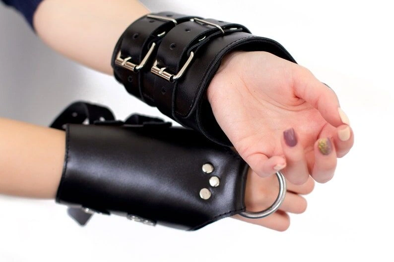 Манжеты для подвеса за руки Art of Sex – Kinky Hand Cuffs For Suspension, черные, натуральная кожа фото 6