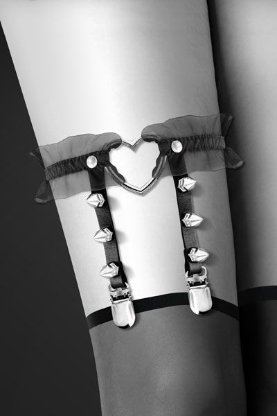 Гартер на ногу Bijoux Pour Toi - WITH HEART AND SPIKES Black, сексуальна підв'язка з сердечком фото 2